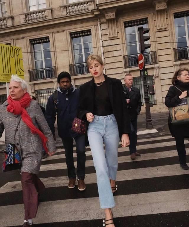  『复古』穿上喇叭裤 变成复古女郎