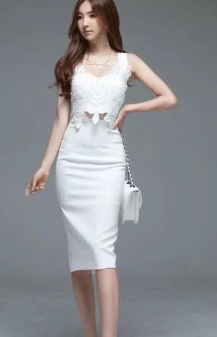 高贵性感的白色连衣裙展现出完满身材，网友：小姐姐真的是仙气十