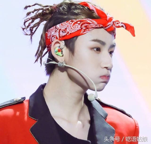 小鬼双马尾驯鹿造型，朱正廷吸血鬼眼妆，范丞丞爱心发型！