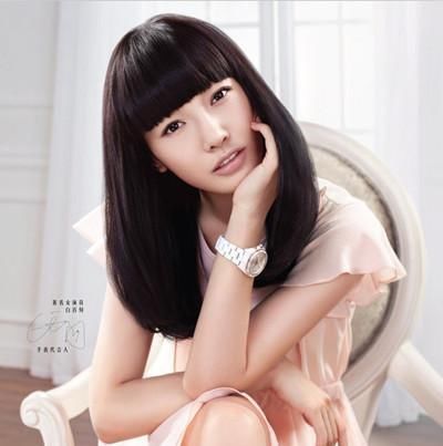 白百何越来越大胆了，活动现场放空自己，网友:让孩子看到好吗?