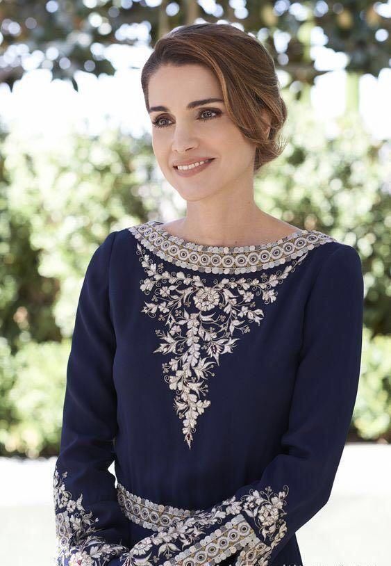 约旦王后拉尼娅探访农村，休闲装扮很亲民，时尚气息藏不住