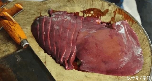 『鱼塘』乡下堂哥家鱼塘钓龙虾, 新鲜的猪肝pk青蛙做饵