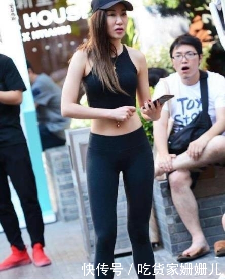 [美女]街拍：美女身穿黑色镂空长裙，长发披肩，充满时尚气息