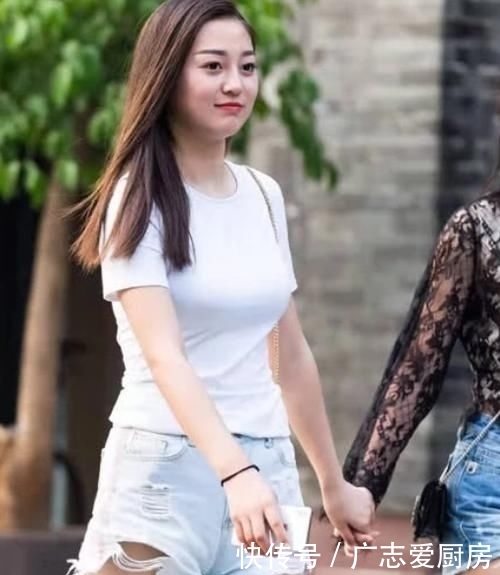 『过时』谁说破洞裤过时了,小姐姐大破洞裤搭配白T,显瘦又有型