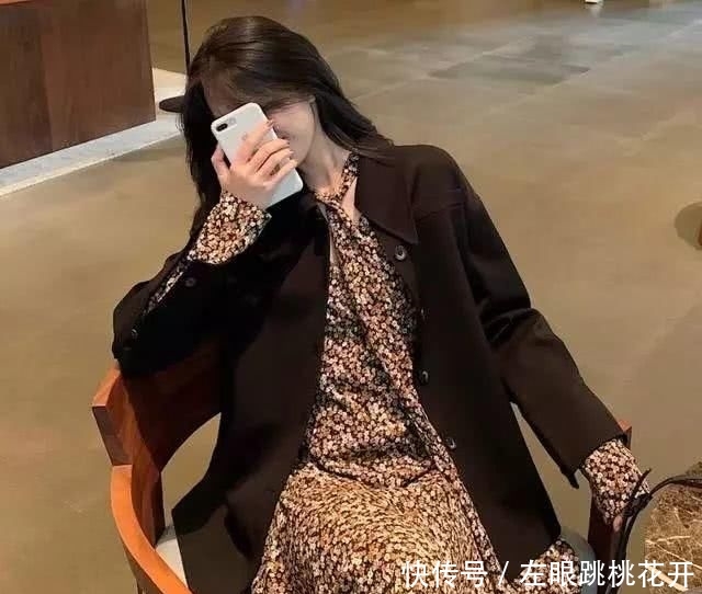 学院@春季怎能少了应景的碎花裙:搭西装御姐范,穿针织衫温柔学院风