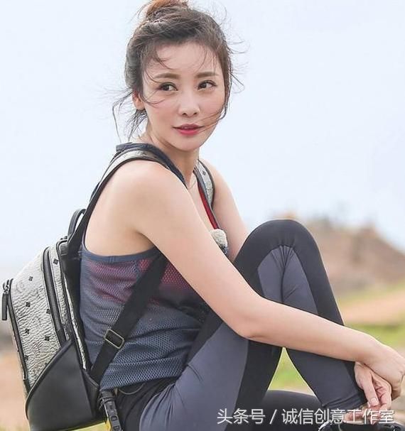 柳岩的迷人拍照姿势，图1漂亮，图3性感，图五目不转睛！