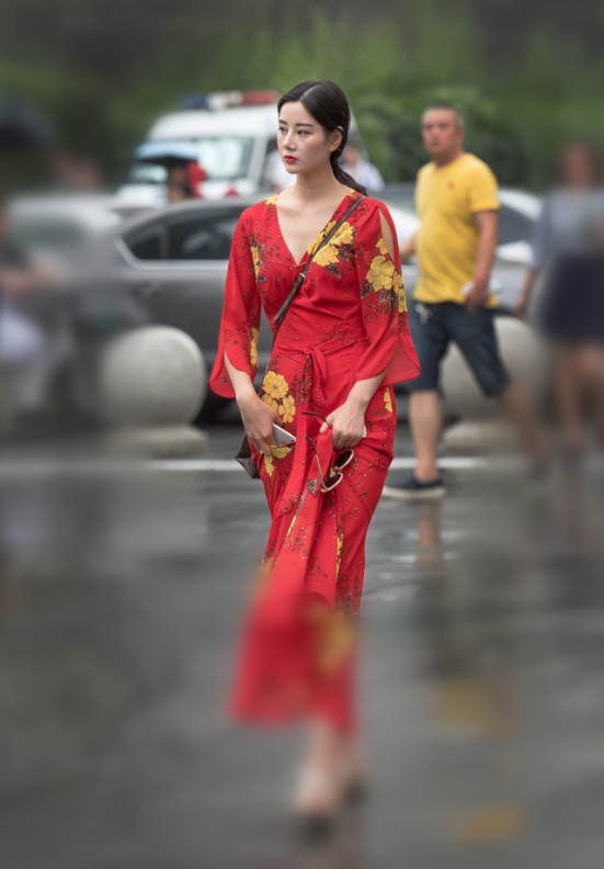 街拍：时髦好看的街头美女们真会穿搭，百变造型惹人爱！