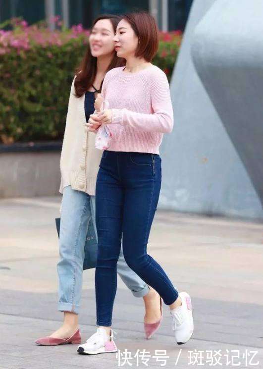 街拍：图五气质红唇美女，露肩衫配直筒裤，美腿小姐姐，超可爱！