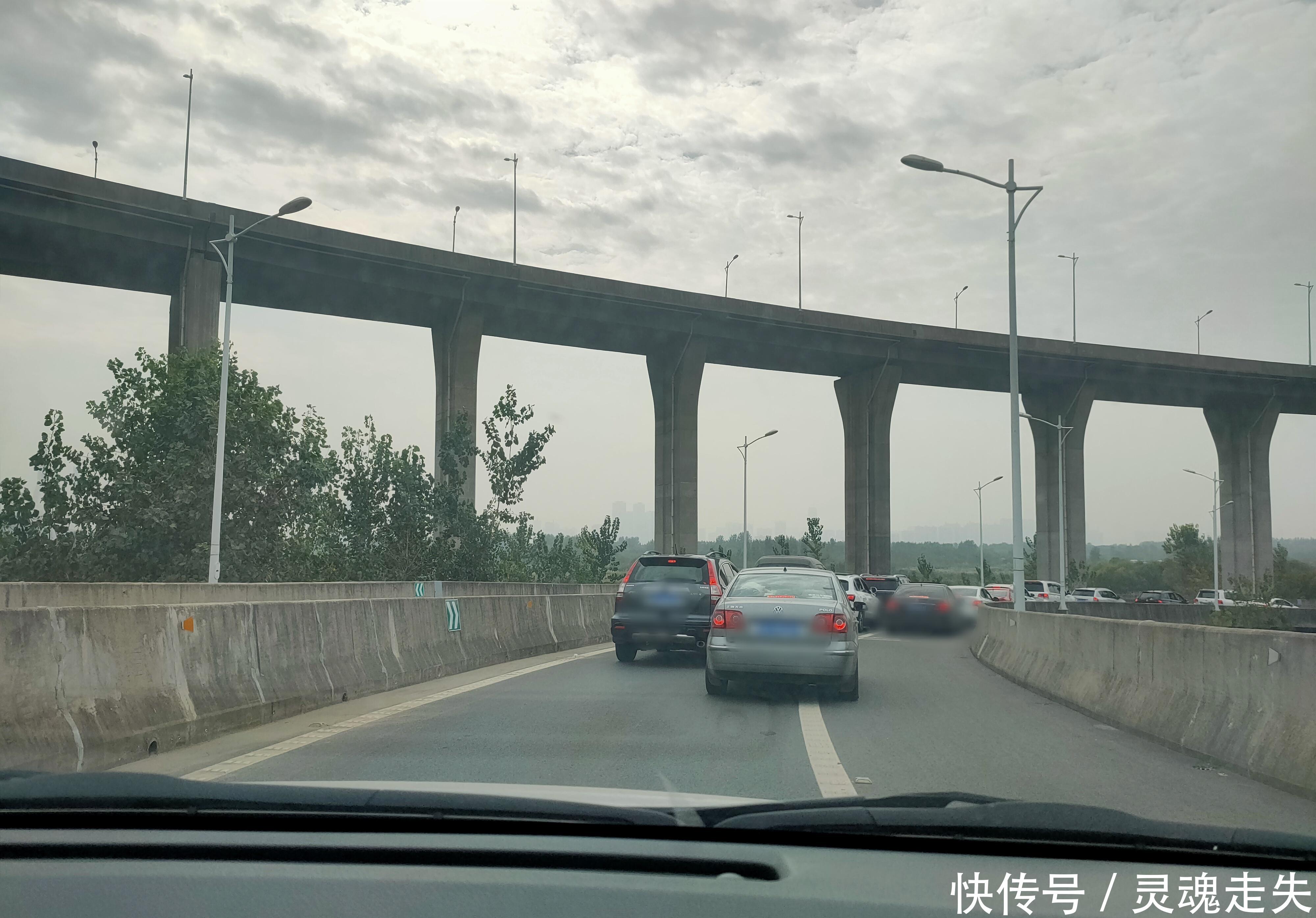 在武汉长江中的天兴洲找寻都市里的沙漠,沙漠里有绿洲,仿佛还有