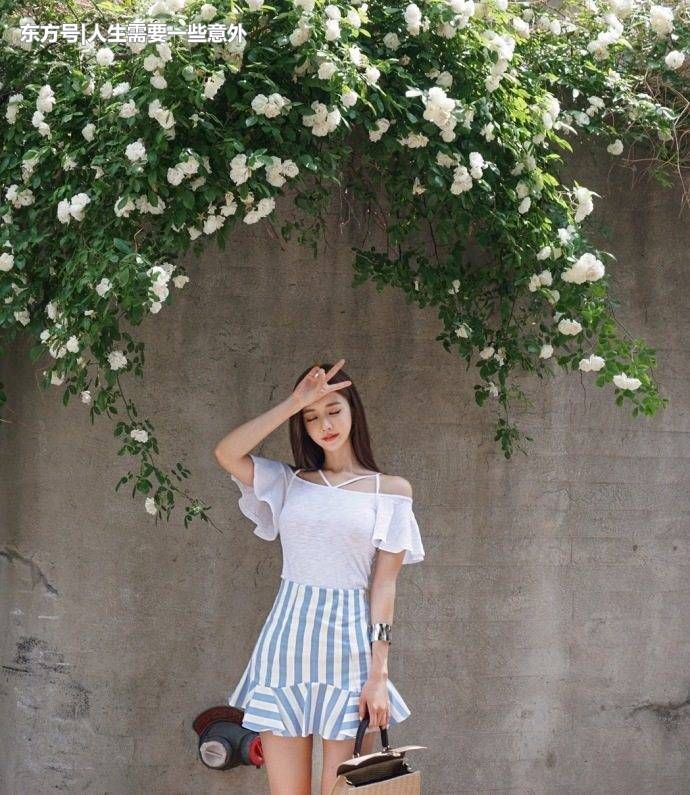 俏丽清秀的气质美女，精致短裙清新又大气，元气满满人比花娇!