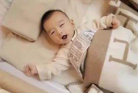  【咧嘴】何雯娜首晒女儿正面照，宝宝眯眼咧嘴甜笑，好萌好可爱
