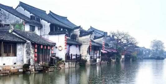  外在表现：神就是人的精神状态，色就是指面部皮肤的颜色与光泽