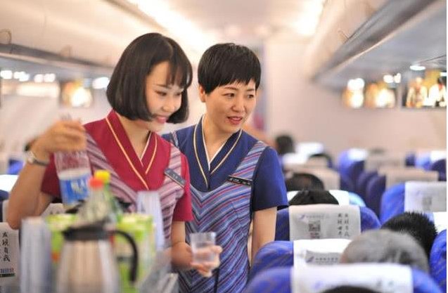  #套路#飞机上空姐会不断给乘客送吃的，这些小套路你了解吗？