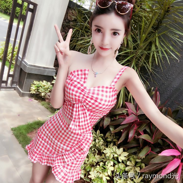 甜美中的性感，典雅中的复古美女格调