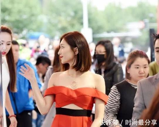 江疏影出席活动穿泳衣现身？网友：没有这么性感的身材还真不敢穿