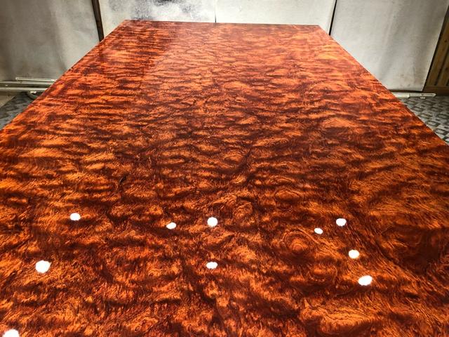 975斤大板是什么概念?北京富豪家门停吊车,百