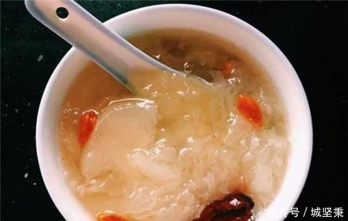「雪梨银耳羹」雪梨和它煮,是天然“玻尿酸”,常喝皮肤细嫩白皙不长斑,人更美!