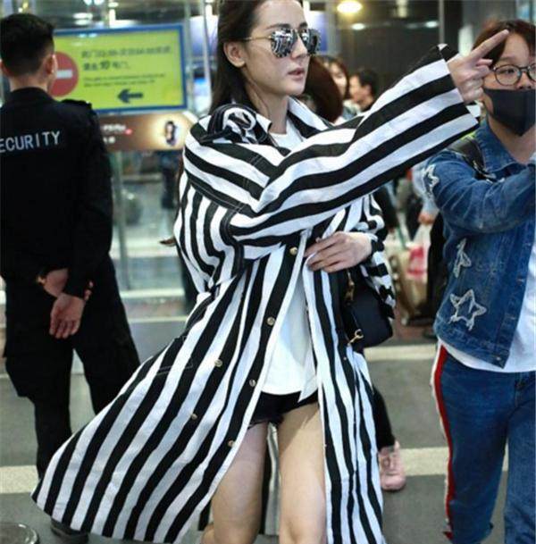 本以为唐嫣的连衣裙够美了，不料被迪丽热巴的短裤给打败了