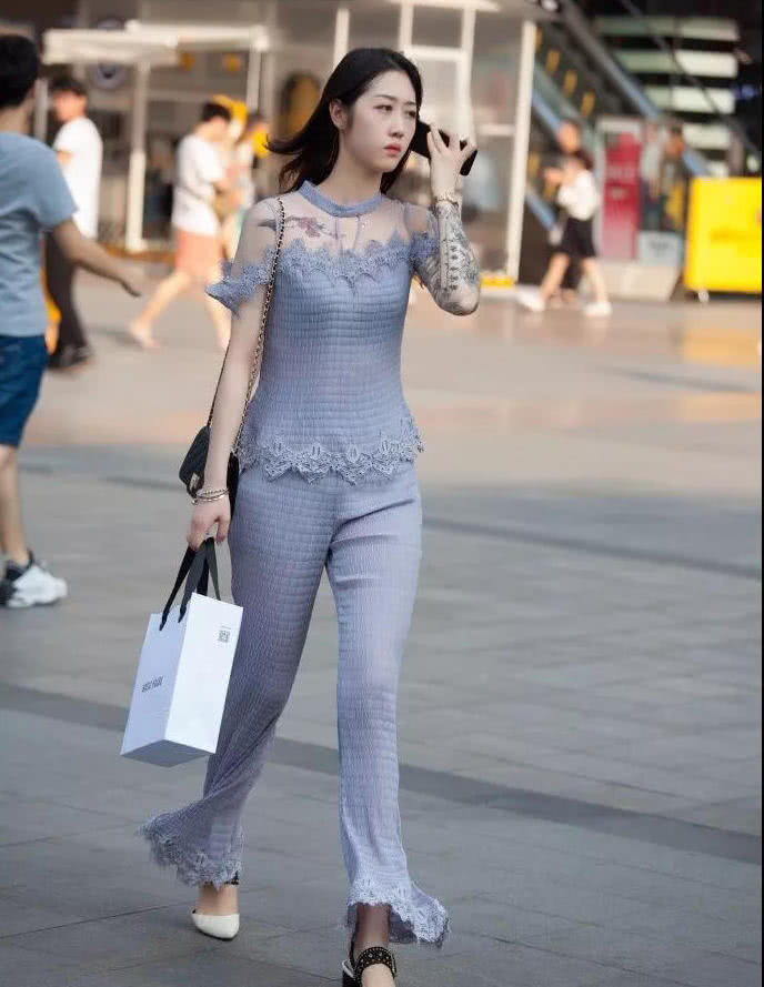 气质小姐姐身穿灰色紧身衣搭配紧身裤，大秀一双迷人的大长腿，吸