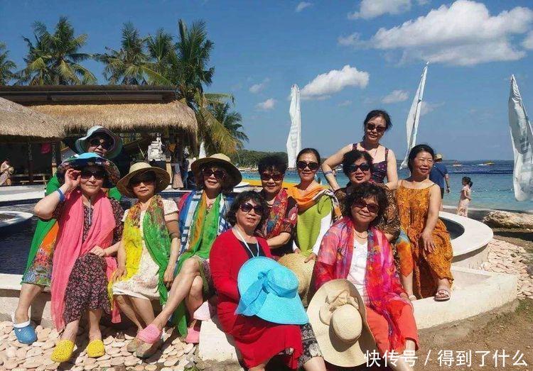 为什么中国大妈旅游人手一条丝巾?丝巾成风景,老外看了一脸疑惑