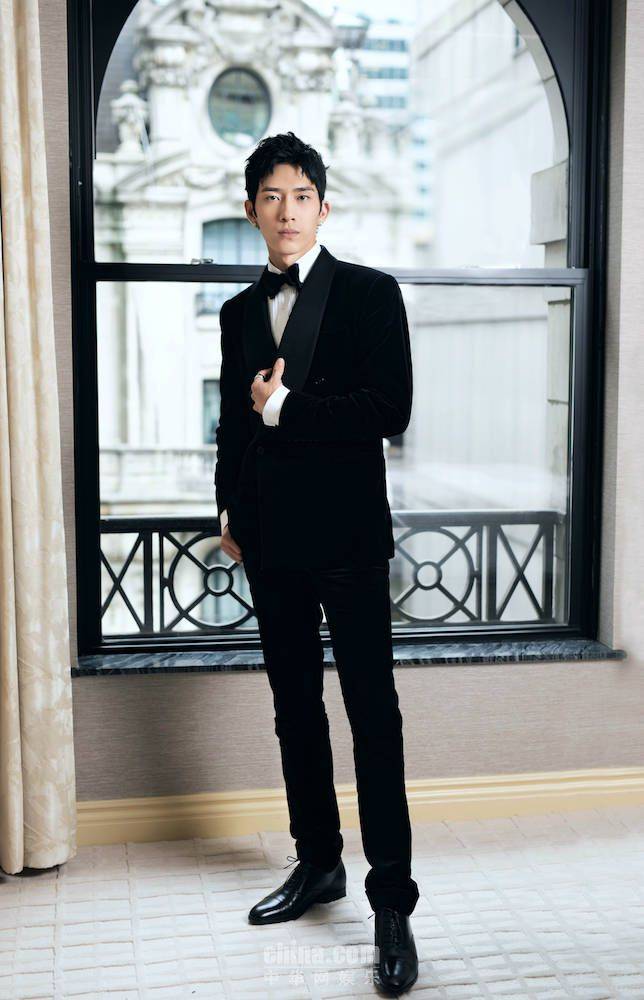 井柏然首启纽约时装周 丝绒西装演绎绅士浪漫
