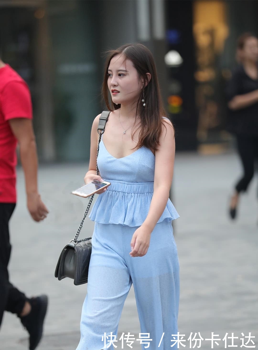  『身穿』街拍：美女身穿天蓝色吊带套装，简单大方，这样的穿搭清凉又时尚