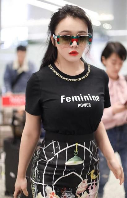 同是辣妈穿红T却大不同，冉莹颖衣服快被撑破，霍思燕却嫩回18岁