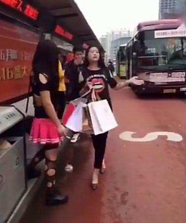 实拍: 四川某地2名女子穿衣太大胆, 为了出名也是拼了