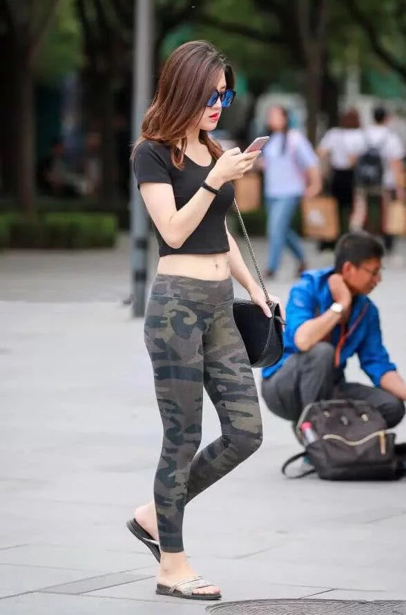 气质小姐姐黑色露脐短袖彰显上围的波涛汹涌，军绿纹紧身裤很有看