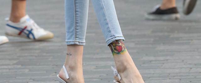 滕州街拍穿破洞牛仔裤尖头恨天高的铅笔腿妹子，一般人驾驭不不了