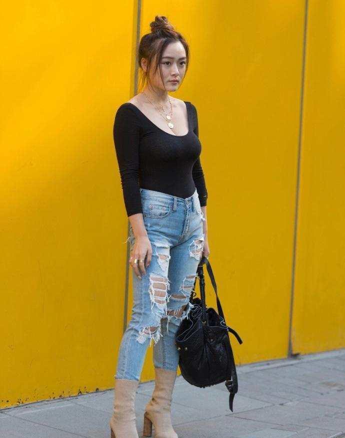 路人街拍，牛仔裤美女又高又瘦，散发着时尚的魅力！