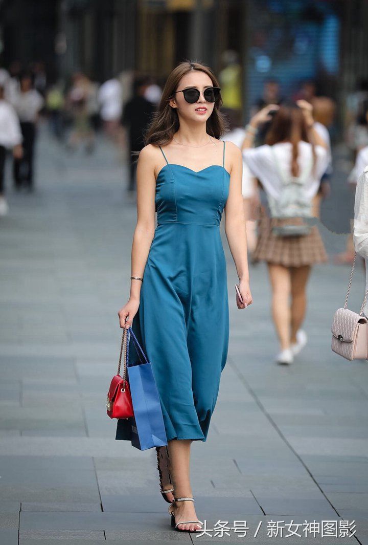 美女街拍:穿吊带裙的小姐姐，优雅又迷人!