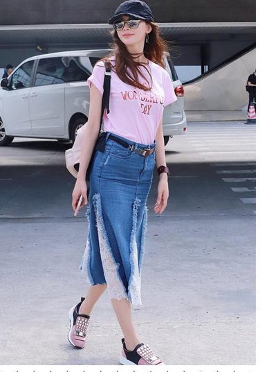 没有何穗的身材真别穿牛仔裙，像林志玲这样勒出大宽胯就尴尬了!