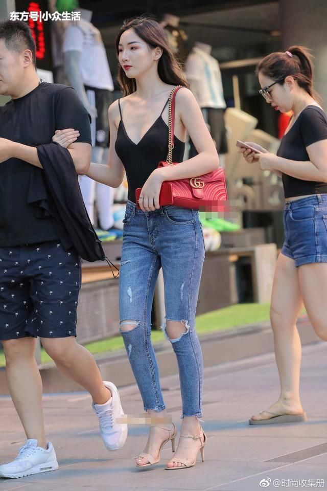 街拍：小吊带背心的大姐姐，身材一般才却有着张扬个性!