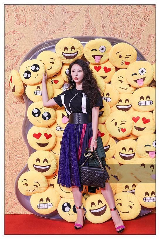 没莫文蔚气质真别烫这种小卷发，像柳岩这样苍老10岁就尴尬了！