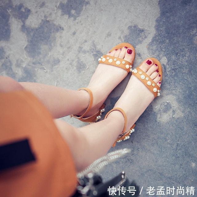 珍珠凉鞋:别再穿累脚的细跟鞋,今夏最流行这几款粗跟鞋,舒适时髦不累脚!