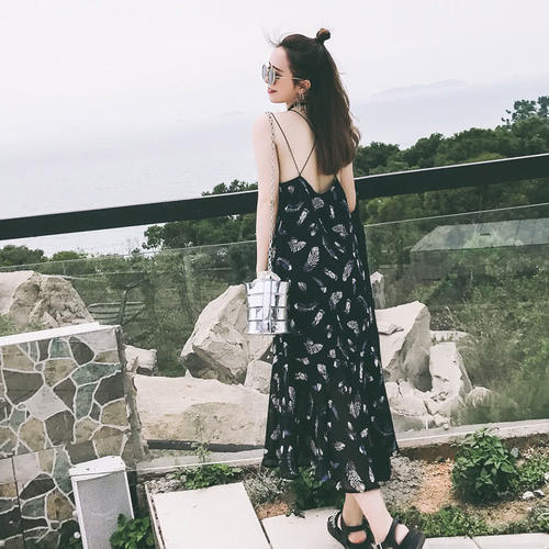 快来一饱眼福，今年这些沙滩裙绝对吸睛，显嫩又高挑