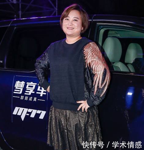 看了贾玲的这身搭配，男人也会怀疑人生，网友实在看不下去了