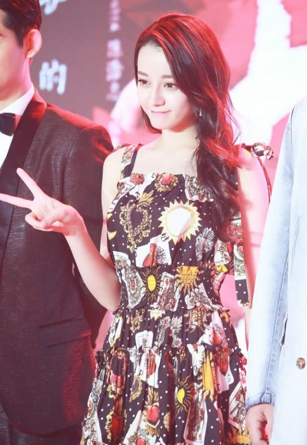 迪丽热巴带货能力不输老板杨幂，一声不响就带火了“纸牌耳环”！