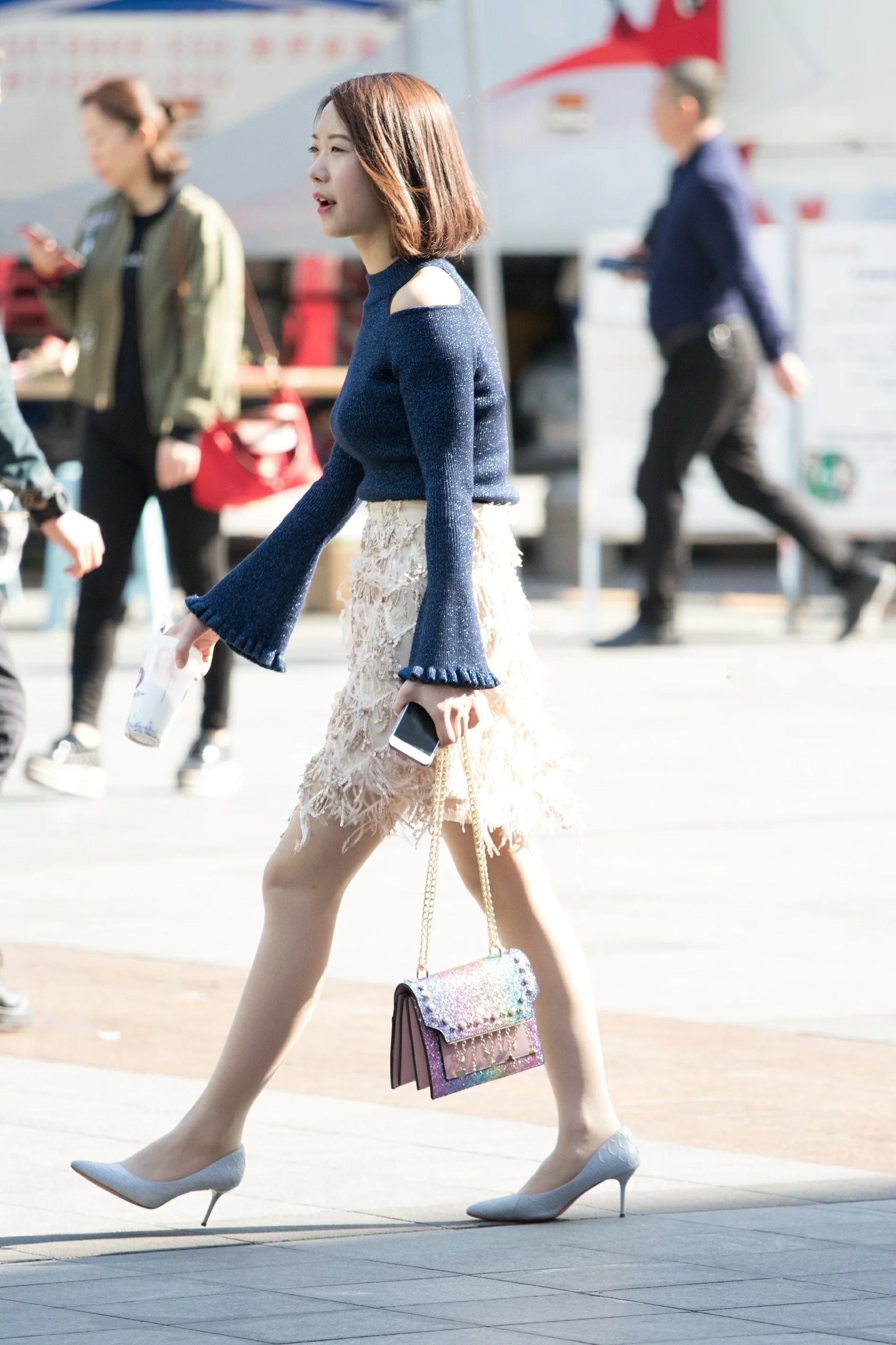 气质小姐姐蓝色紧身上衣勾勒出迷人曲线，小露香肩尽显女人本色