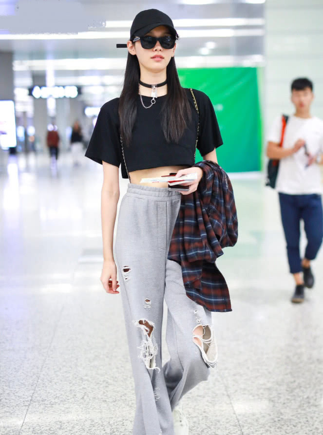 奚梦瑶戴“狗链”就算了,你上锁又是什么操作,难道脖子比腿贵?