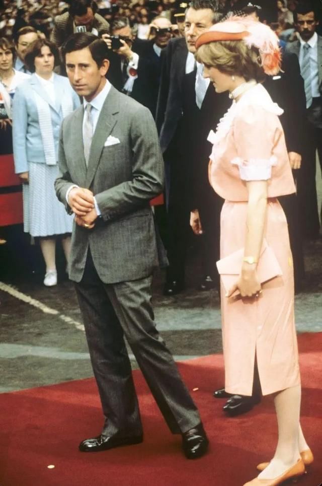 做王妃太累啦！戴安娜王妃蜜月期间换装上百件