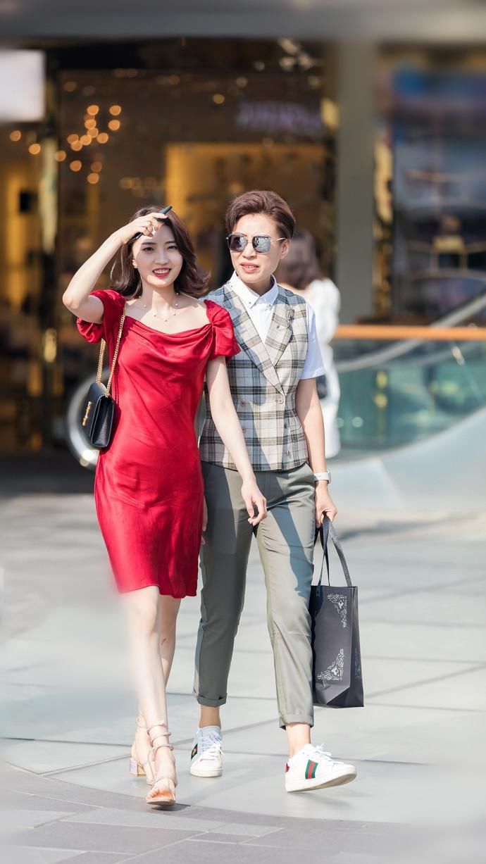 街拍:美女抹胸包臀裙，整体风格既淡雅又干净!