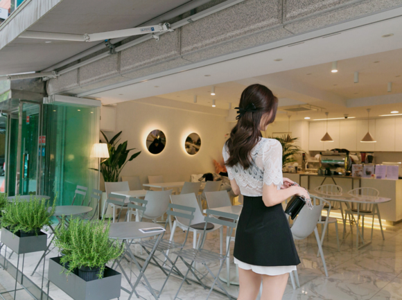 女神孙允珠，水滴波纹霜露刺花螺旋宫廷裙