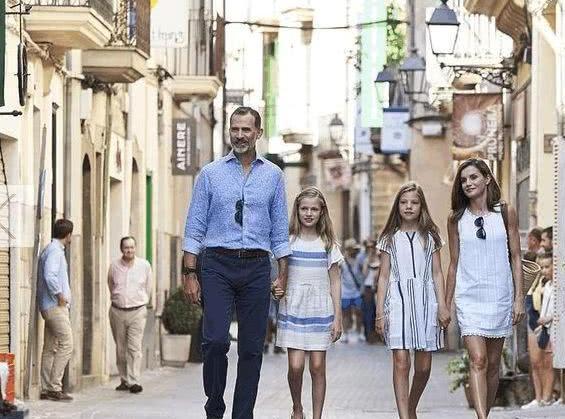 西班牙王后白色裙装亮相典礼气质完胜凯特，她才是凯特的时尚劲敌