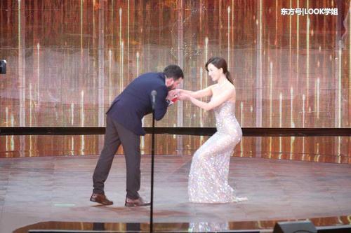 44岁林志玲韵味十足，抹胸裙嫩回18岁，凸起的小腹太抢镜了