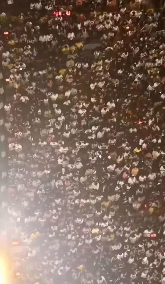 长沙再次实力圈粉!烈士公园都是人山人海!今天你在哪个景点排长