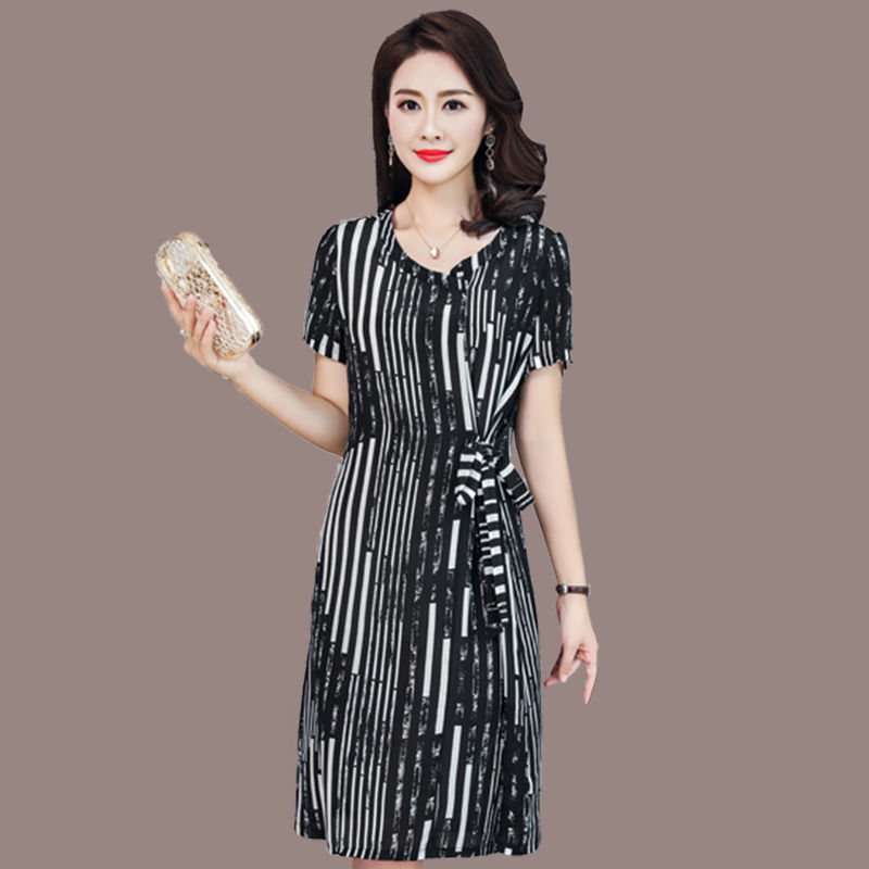 老妈真大胆，我结婚，她穿这么好看的真丝裙，把我的风头都盖过