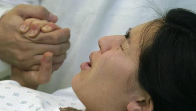  『出了产房之』生完孩子，见到老公后，多数产妇说过这3句话，哪一句戳中了你