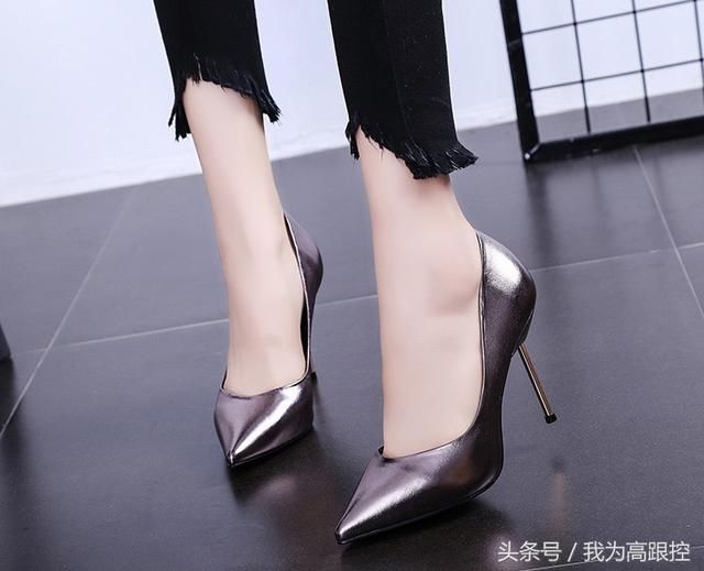 吸管般的小细鞋跟,给人一种岌岌可危的感觉